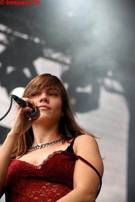 ...verführerischer Blick und extem lasziv...