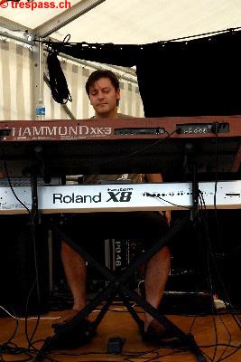 Ein Keyboarder in unüblicher Ganzkörperaufnahme - Marcel 'Cello' Kyd