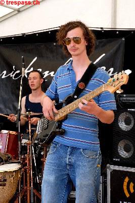 Bassist Thomas Stalder, im Hintergrund Drummer Rafael Woll