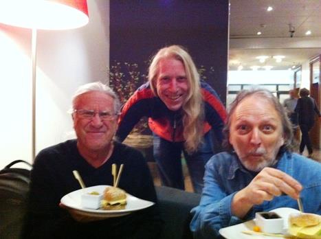 Nach der Arbeit die Verpflegung - Toni Vescoli, Monthy und Düde Dürst (von links