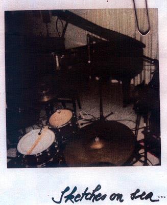 Polaroid mit Drumkit und Piano