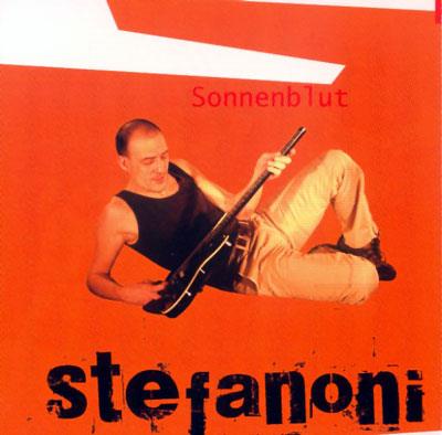Booklet Sonnenblut - Stefanoni liegend mit Gitarre