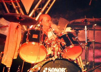 Drummer Fredy bläst Backen auf