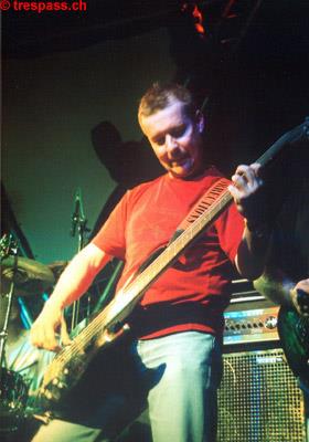 Bassist Urs zieht die Fäden...