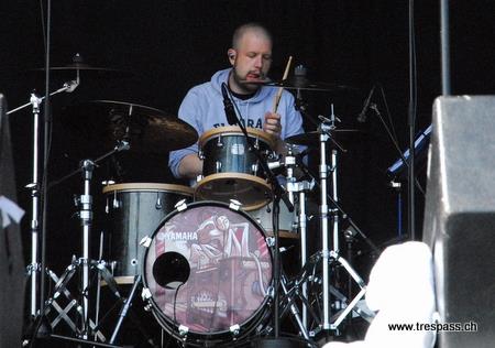 Geiler Drumkübel - und man beachte die Zunge!