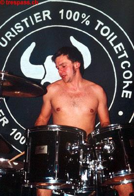 Drummer oben ohne