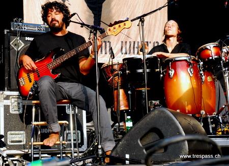 Der Barfuss-Bassist auf dem Schaffhauser Herrenacker